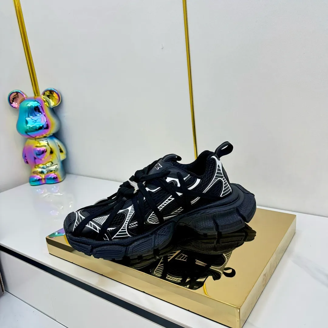 👟👟Ex-factory price 820👟👟 Balenciaga Balenciaga's latest popular 9th generation 3XL Sneaker Spider-Man series, couple's dad shoes, original purchase, development and production. Balenciaga 3XL Sneaker's overall shoe shape draws on the creative ideas of Balenciaga Track and Balenciaga Runner. It is equivalent to removing the outer frame of the Track shoe body while inheriting the streamlined shape and shape of the Runner. Track flat toe, new color matching, the entire shoe body is integrated into the spider binding shoelace design decoration, the exaggerated shape is more prominent. Fabric: original customized imported technical fabric + mesh inner lining: original customized breathable mesh lining. Outsole: original molded 5-layer ultra-light MD combination rubber sole. Bottom thickness: 5CM. Size: 35-45. Original packaging.